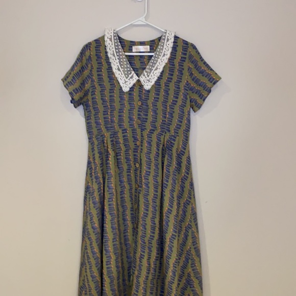 Vintage midi dress with lace collar in size Small - Picture 2 of 9